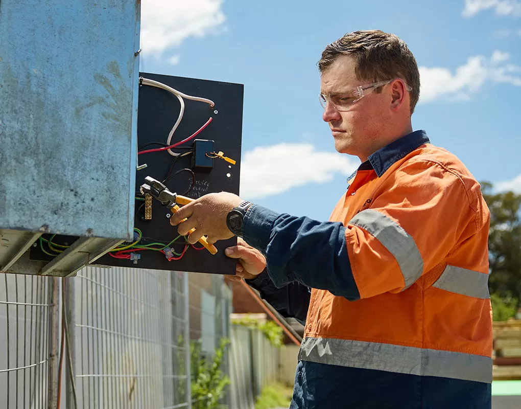 How is a Power Disconnection And Reconnection Performed